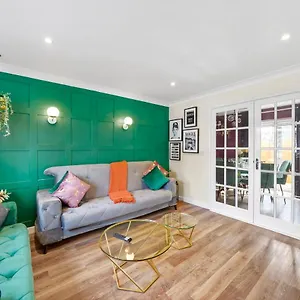 Designer House In - Hot Tub - Sleeps 10 Bristol